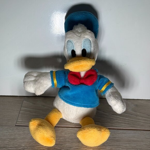 Donald Duck - Disney Store Classic VTG Plush Toy 9" Small Stuffed Animal - Picture 1 of 3